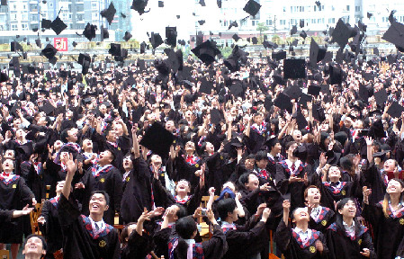 “¡Nos graduamos!”, exclaman con júbilo universitarios en la ceremonia de graduación.