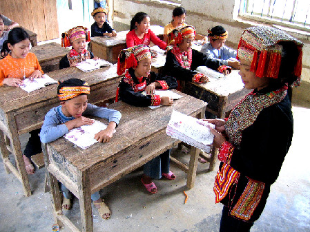 La educación de los estudiantes procedentes de familias pobres recibe atención de la sociedad. En la foto, alumnos de primaria de la etnia yao en clase, en la región autónoma de Guangxi.