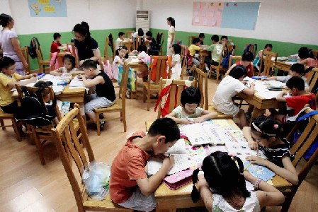 Alumnos haciendo tareas en una escuela de Shanghai. Debido a la presión proveniente del ingreso en un ciclo de educación superior, los alumnos de primaria y secundaria de China están recargados de tareas escolares.