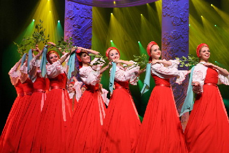 En 2006 el “Año de Rusia” en China levanta una fiebre por Rusia en este país. En la foto, artistas rusas representando una danza en Shanghai.