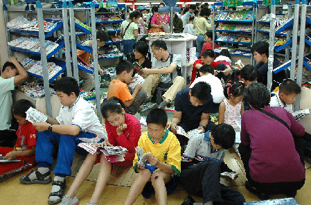 Cada fin de semana el Gran Edificio de Libros de Beijing está lleno de niños que vienen a leer y comprar.