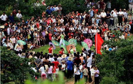 Función de canto y danza de un grupo de arte folclórica para campesinos. Gracias a su vasto territorio, China posee una gran riqueza de formas de arte popular.