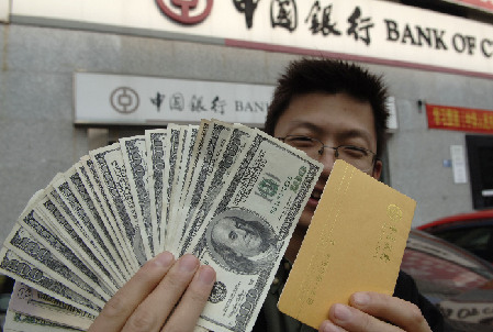 En febrero de 2006 China supera por primera vez a Japón en reserva de divisas, adelantándose al primer lugar en el mundo. En la foto, un cliente exhibiendo los dólares que acaba de cambiar de otra moneda.