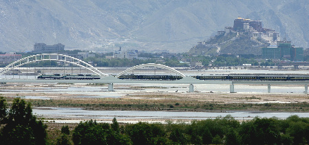 El primero de julio de 2006 el ferrocarril Qinghai-Tíbet queda abierto al tráfico en toda la línea. En la foto, un tren pasando por Lhasa, Tíbet.