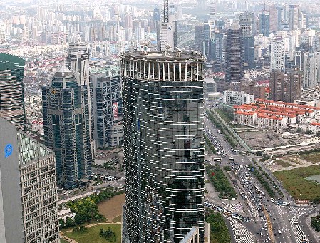 Shanghai, metrópoli plena de vigor y poblada de edificios altos. En 2006 el PIB de China sobrepasa los 20 billones de yuanes.
