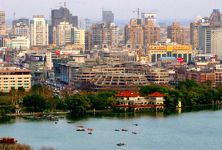 En la ciudad de Hangzhou hay edificios en construcción por doquier. Aunque el gobierno ha tomado medidas para inhibir los precios de vivienda, éstos siguen fuera de alcance para los asalariados ordinarios.