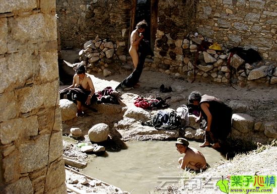 Baño desnudo al aire libre en China 009