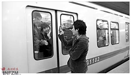Fotos tomando el metro en China 006