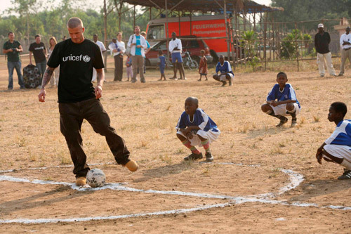 Beckham visitó a África y jugó al fútbol con los chicos nativos 1