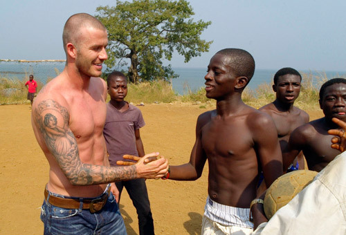 Beckham visitó a África y jugó al fútbol con los chicos nativos 3