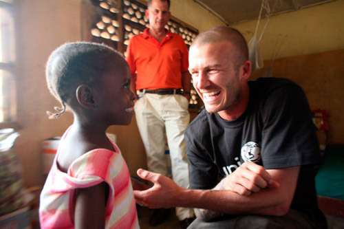 Beckham visitó a África y jugó al fútbol con los chicos nativos 5