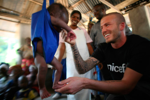 Beckham visitó a África y jugó al fútbol con los chicos nativos 6