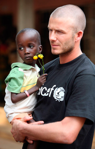 Beckham visitó a África y jugó al fútbol con los chicos nativos 7