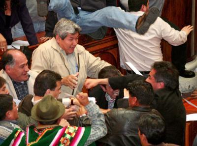 Lucha libre entre los politiqueros 007