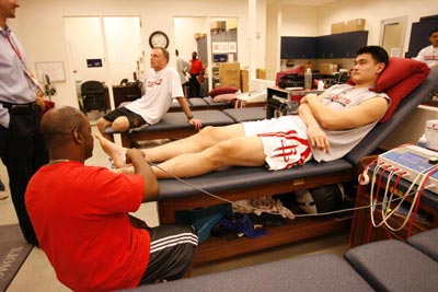 Yao Ming se despide de la temporada tras fracturarse el tobillo izquierdo 3