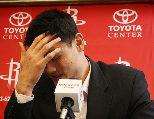 Yao Ming se despide de la temporada tras fracturarse el tobillo izquierdo 1