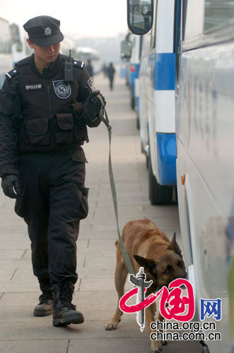 Perros de policía ayudan en la seguridad de las dos sesiones 4