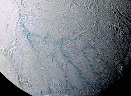 Sonda Cassini toma muestra de un géiser en luna de Saturno