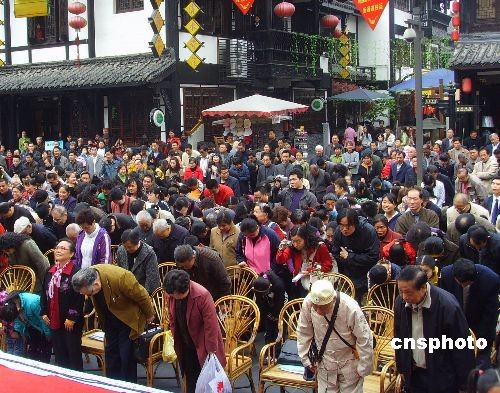 Celebran chinos primer Qingming 'oficial' con visitas a tumbas 1