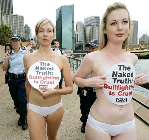 Chicas desnudas protestan contra toros 1