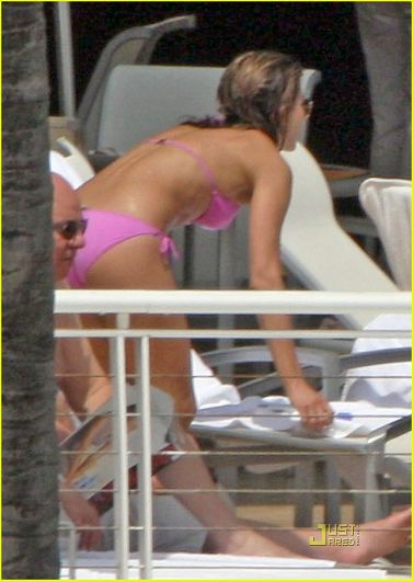 Jennifer Aniston pasó tiempo con su amante en la piscina 1