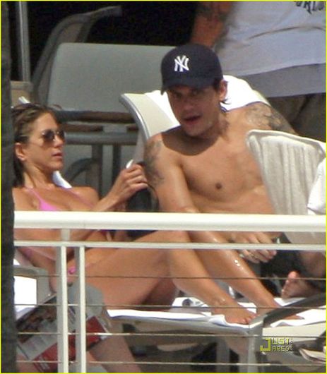 Jennifer Aniston pasó tiempo con su amante en la piscina 3