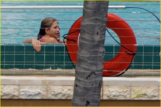 Jennifer Aniston pasó tiempo con su amante en la piscina 4