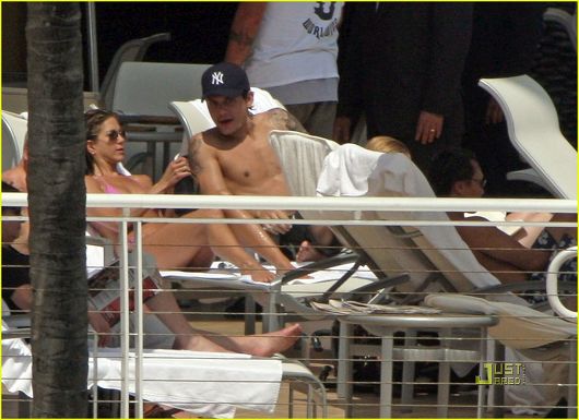 Jennifer Aniston pasó tiempo con su amante en la piscina 6