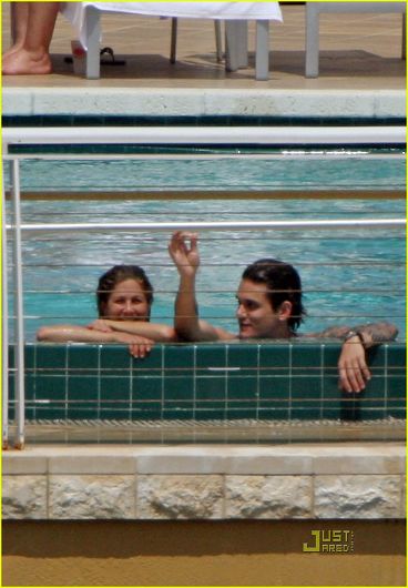 Jennifer Aniston pasó tiempo con su amante en la piscina 7