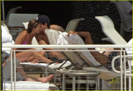 Jennifer Aniston pasó tiempo con su amante en la piscina 8
