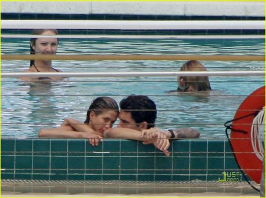 Jennifer Aniston pasó tiempo con su amante en la piscina 10