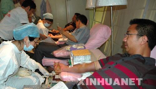 Ciudadanos de Chengdu donan sangre voluntariamente para salvar a víctimas del terremoto 1