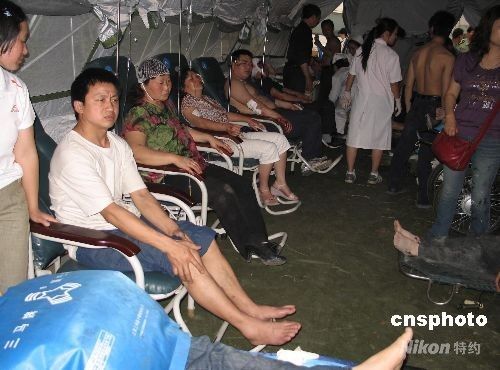 Ciudadanos de Chengdu donan sangre voluntariamente para salvar a víctimas del terremoto 2