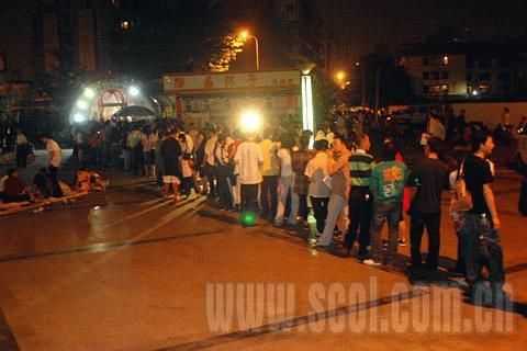 Ciudadanos de Chengdu donan sangre voluntariamente para salvar a víctimas del terremoto 4