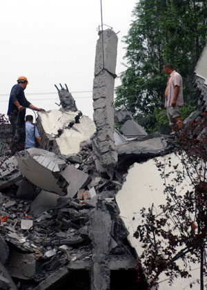 Casi 900 estudiantes sepultados por terremoto en suroeste de China 3