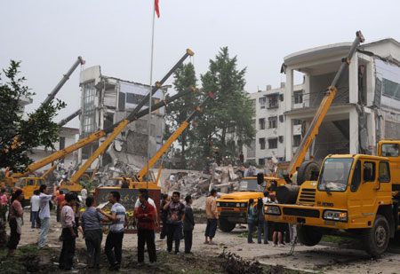 Casi 900 estudiantes sepultados por terremoto en suroeste de China 5