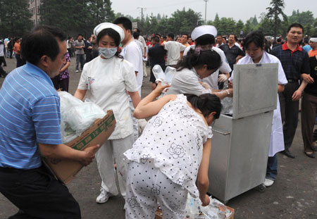 Casi 900 estudiantes sepultados por terremoto en suroeste de China 7