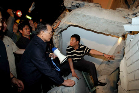 Premier Wen promete salvar más vidas durante inspección a hospital y escuela afectados por sismo 1