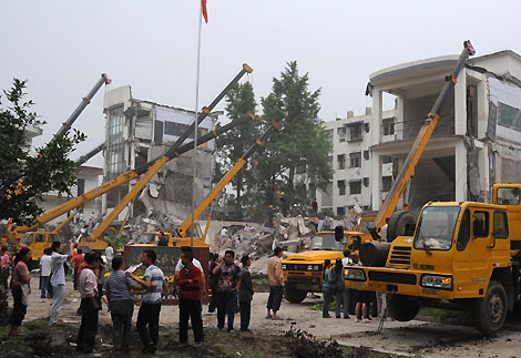 Premier Wen promete salvar más vidas durante inspección a hospital y escuela afectados por sismo 8