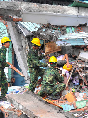 Rescatadores intentan salvar la vida 14