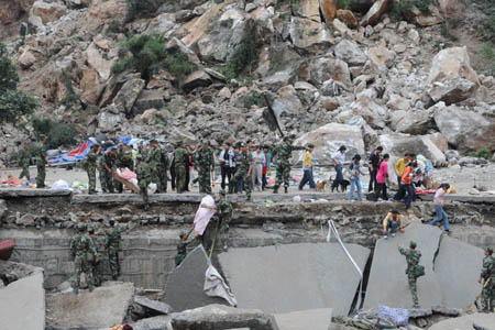 Tras el terremoto: rescate rápido sigue 16