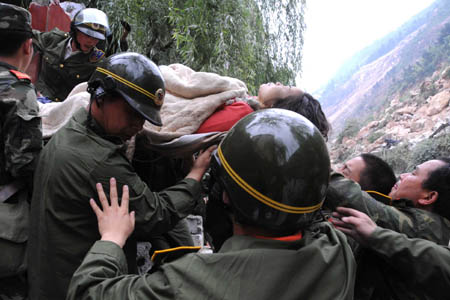 Tras el terremoto: rescate rápido sigue 23