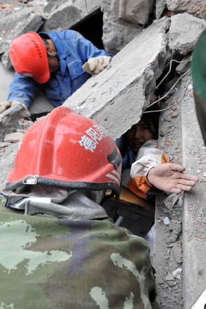 Tras el terremoto: rescate rápido sigue 28