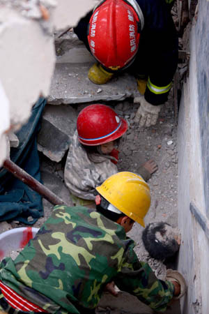 Tras el terremoto: rescate rápido sigue 29