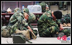 Cansados soldados de rescate en zonas afectadas por terremoto