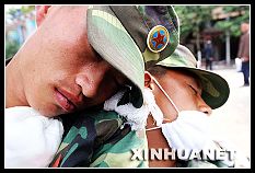 Cansados soldados de rescate en zonas afectadas por terremoto