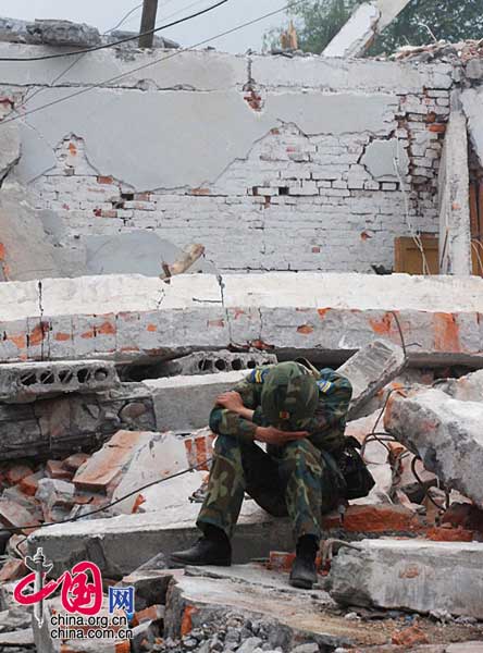 Cansados soldados de rescate en zonas afectadas por terremoto de Sichuan 2