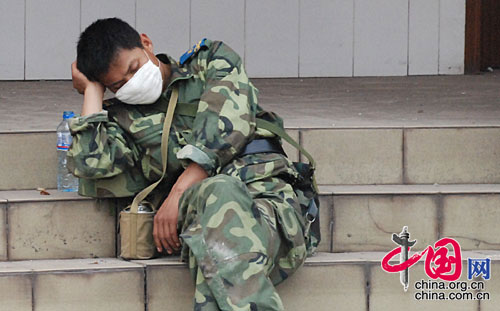 Cansados soldados de rescate en zonas afectadas por terremoto de Sichuan 3