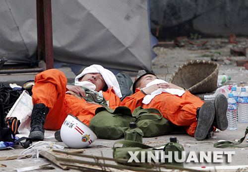 Cansados soldados de rescate en zonas afectadas por terremoto de Sichuan 11