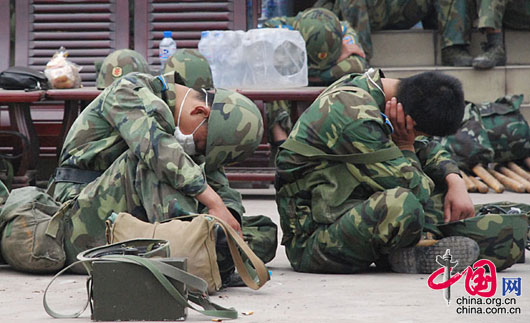 Cansados soldados de rescate en zonas afectadas por terremoto de Sichuan 4